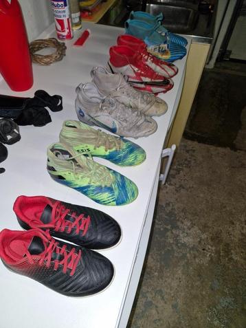 Chaussures de foot enfant + jambières + gants de gardien beschikbaar voor biedingen