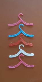 Sindy 1970's set van 5 kleerhangers, Comme neuf, Enlèvement ou Envoi, Accessoires