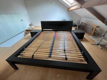 Lit 2 personnes 140x200 cm + sommiers + tables de chevet beschikbaar voor biedingen
