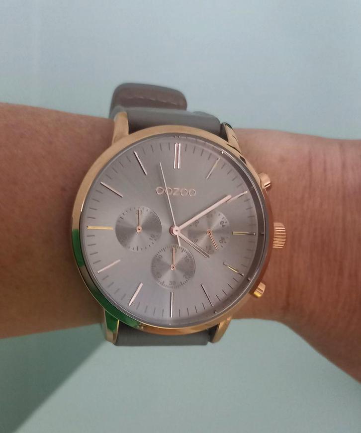 OOZO HORLOGE – LEREN BAND (TAUPE) – ROSEGOUD KAST - UNISEX, Handtassen en Accessoires, Horloges | Dames, Zo goed als nieuw, Polshorloge