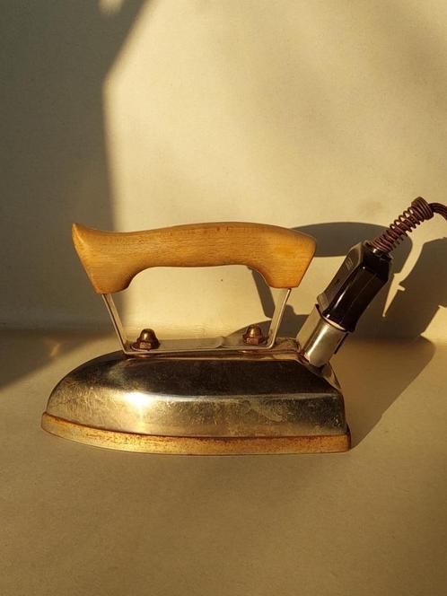 Antiek elektrisch strijkijzer met houten handvat, Antiek en Kunst, Antiek | Gereedschap en Instrumenten, Ophalen