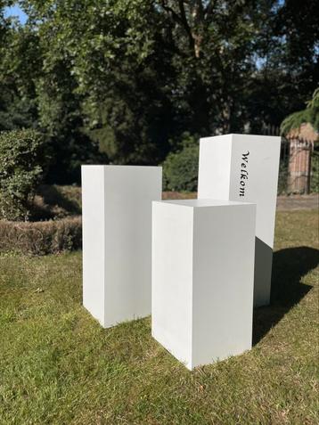 Drie pilaren voor bloemen op huwelijk of thuis beschikbaar voor biedingen