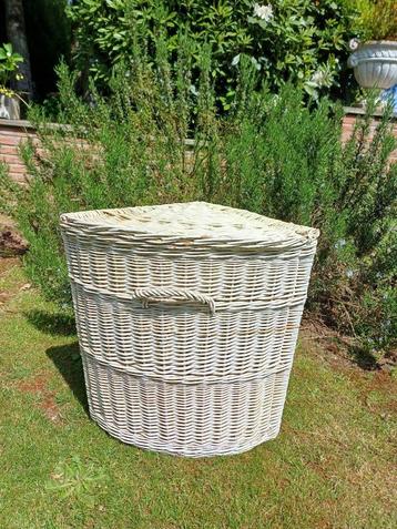 Grote vintage rieten hoekwasmand beschikbaar voor biedingen