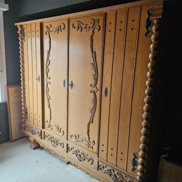 grande et belle armoire vintage disponible aux enchères