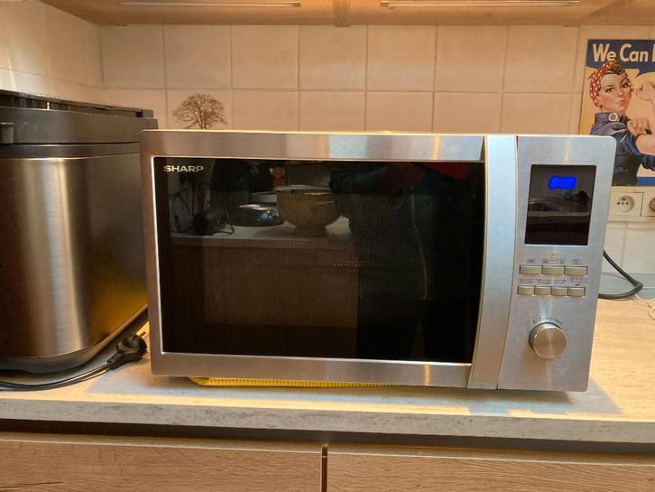 combi-magnetron met grill en convectie, Sharp R922STWE, Elektronische apparatuur, Microgolfovens, Zo goed als nieuw, Vrijstaand