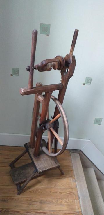 Oud decoratief spinnewiel beschikbaar voor biedingen