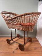 Vintage rotan wiegje met wieltjes, Enlèvement, Comme neuf