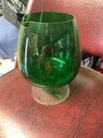 Een groot groen shenkglas mengglas, Ophalen