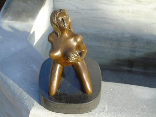 Naakte vrouw knielt met één borst in de hand in brons gesign, Antiek en Kunst, Antiek | Brons en Koper, Brons, Ophalen