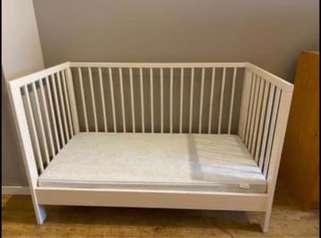 Baby/peuterbed + matras (meegroeibed) beschikbaar voor biedingen