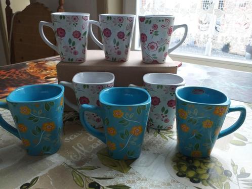 8 NIEUWE blauwe of witte mokken met bloemendecoratie, Huis en Inrichting, Keuken | Servies, Nieuw, Kop(pen) en/of Schotel(s), Ophalen of Verzenden