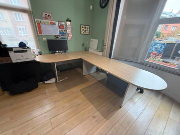 Bureau ou table de travail ou reunion beschikbaar voor biedingen