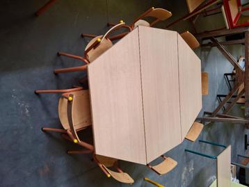 Tafels en stoelen kleuterklas beschikbaar voor biedingen
