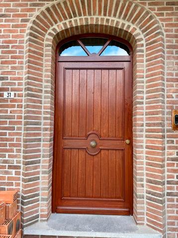 Houten rechthoekige voordeur (2m40h x 1m03b incl glas) beschikbaar voor biedingen