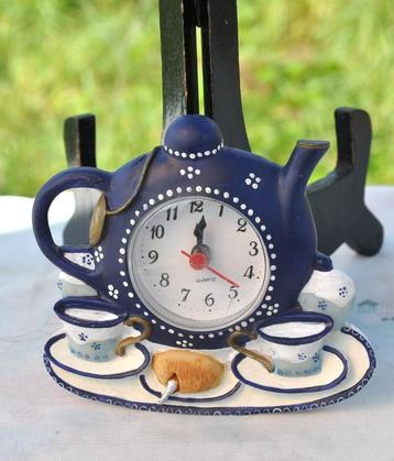 petite horloge decoratice de cuisine forme cafetière beschikbaar voor biedingen