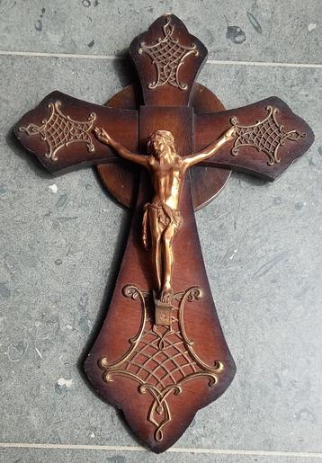 kruisbeeld op houten plank met metaalversiering
