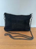 Zwart suede crossbody schoudertas Veritas, Ophalen of Verzenden, Nieuw, Zwart, Schoudertasje