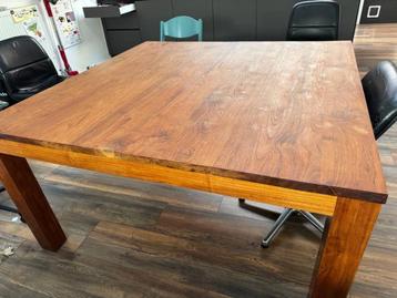 Vierkante massiefhouten tafel 150cm, Huis en Inrichting, Ophalen, Gebruikt, 100 tot 150 cm, 150 tot 200 cm