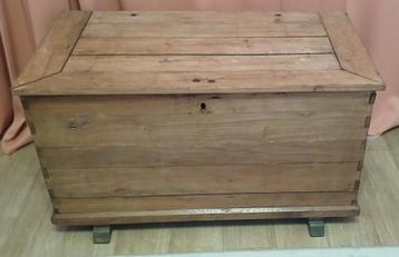 Coffre en bois beschikbaar voor biedingen