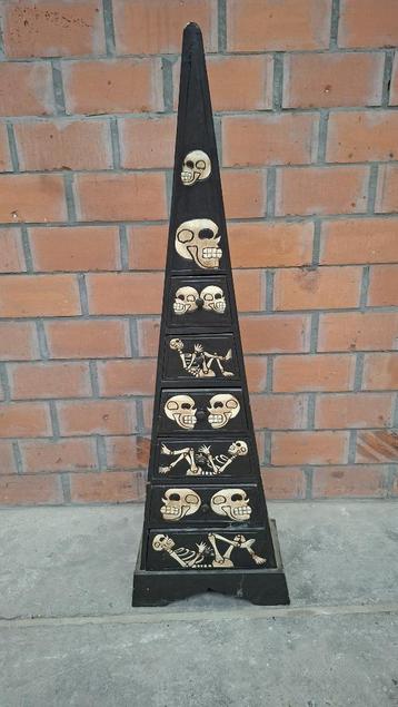 driehoek kast - Decoratieve skeletten - deels verf/gesneden beschikbaar voor biedingen