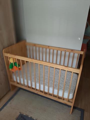 houten Kinderbed met matras, in hoogte verstelbaar beschikbaar voor biedingen