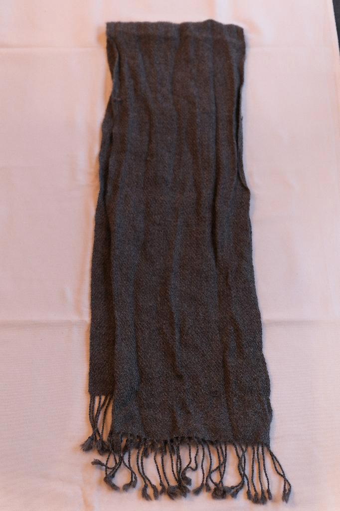 Grijze sjaal met franjes, Kleding | Dames, Mutsen, Sjaals en Handschoenen, Nieuw, Sjaal, Ophalen of Verzenden