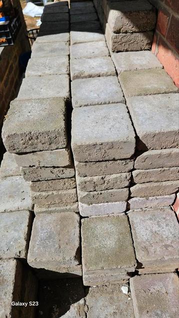 PAVÉS GRATUITS PAVÉS EN BÉTON, Enlèvement, Utilisé, Briques