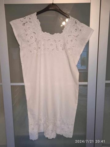 Robe blanche disponible aux enchères