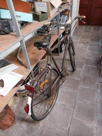 Antieke fiets, oerdegelijk.  beschikbaar voor biedingen