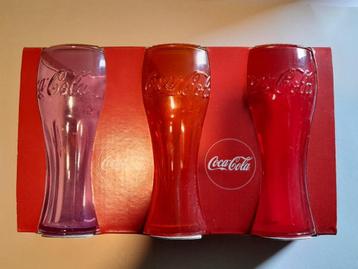 set 3 gekleurde Cola glazen, Enlèvement ou Envoi, Comme neuf, Verre à soda