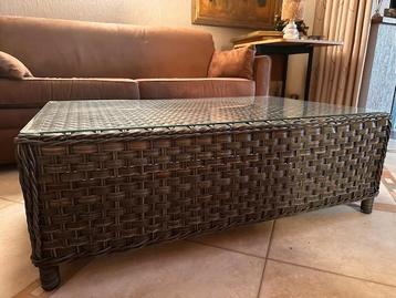 Mooie salontafel met glazen blad beschikbaar voor biedingen