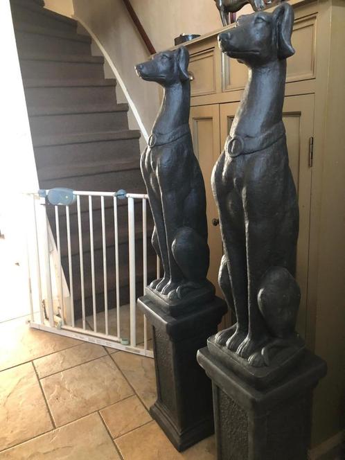 zwarte stel windhonden op zuil sokkel whippet greyhound hond, Tuin en Terras, Tuinbeelden, Nieuw, Beton, Ophalen