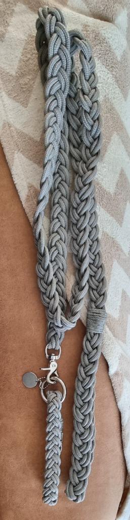 Eskadron halsband en leiband beschikbaar voor biedingen