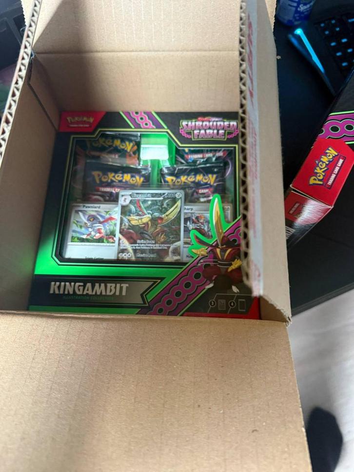 Shrouded Fable Kingambit collection box, Hobby en Vrije tijd, Verzamelkaartspellen | Pokémon, Nieuw, Overige typen, Foil, Ophalen of Verzenden