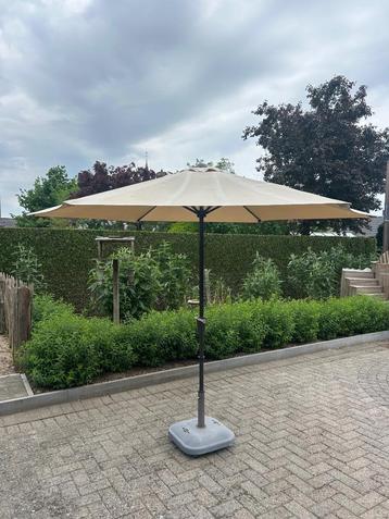 Parasol Met Voet  beschikbaar voor biedingen