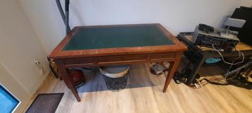 Oud bureau  beschikbaar voor biedingen