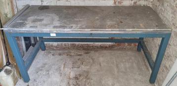 Metalen tafel met vol aluminium werkblad beschikbaar voor biedingen