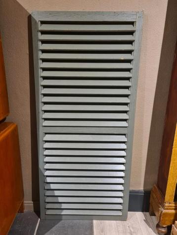 Oud groot houten luik, groen geverfd beschikbaar voor biedingen