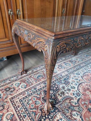 Table basse Chippendale ancienne. Une belle table basse en b