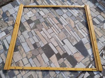 Zijde/Batikschilderraam in gevernist hout (1m50 x 1m70) beschikbaar voor biedingen