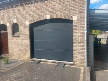 Garagepoort met montage beschikbaar voor biedingen