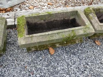 oude betonnen bloembakken beschikbaar voor biedingen