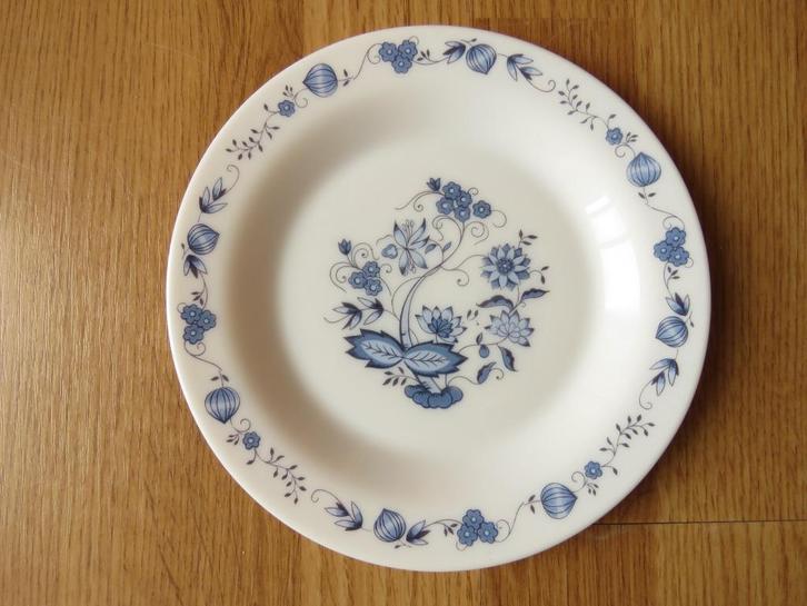 vintage arcopal assiette a dessert motifs fleurs bleue aster, Huis en Inrichting, Keuken | Servies, Zo goed als nieuw, Bord(en)