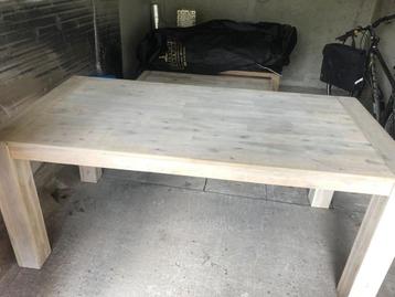 Eettafel beschikbaar voor biedingen
