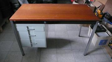 gratis metalen bureau beschikbaar voor biedingen