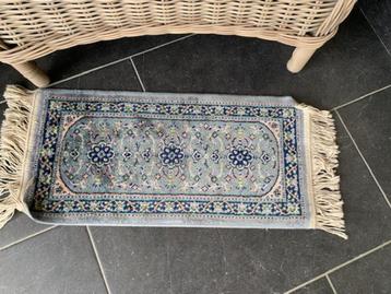Klein decoratief tapijtje - blauw/grijs met franjes beschikbaar voor biedingen