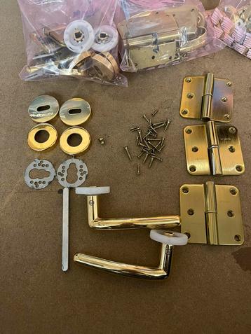 5x Goudkleurige metalen klinken +scharnieren (voor 5 deuren) beschikbaar voor biedingen