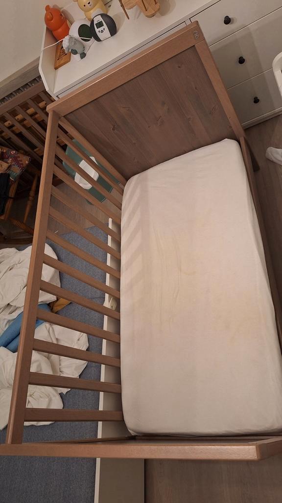 Baby/peuterbed, Kinderen en Baby's, Kinderkamer | Bedden, Gebruikt, Minder dan 140 cm, Minder dan 70 cm, Matras, Ophalen