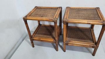 Oud bijzettafeltje van bamboe in bruine kleur in perfecte zo beschikbaar voor biedingen