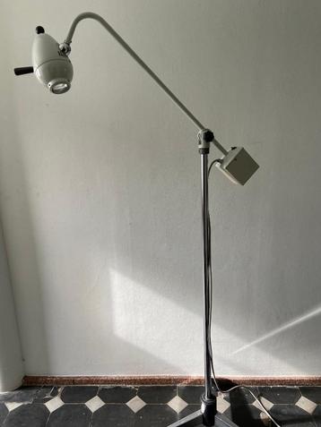 dokterslamp op. wieltjes beschikbaar voor biedingen